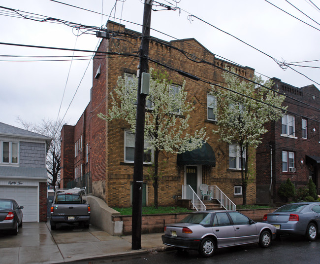 84 W 24th St in Bayonne, NJ - Building Photo - Building Photo