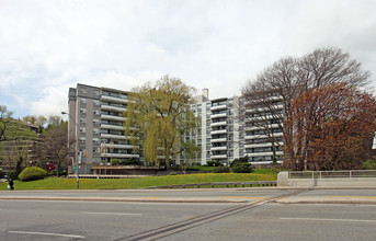 Four Thousand Yonge Street in Toronto, ON - Building Photo - Building Photo