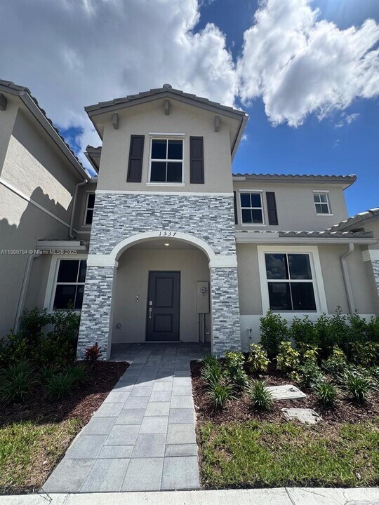 1537 SE 27th Rd in Homestead, FL - Building Photo