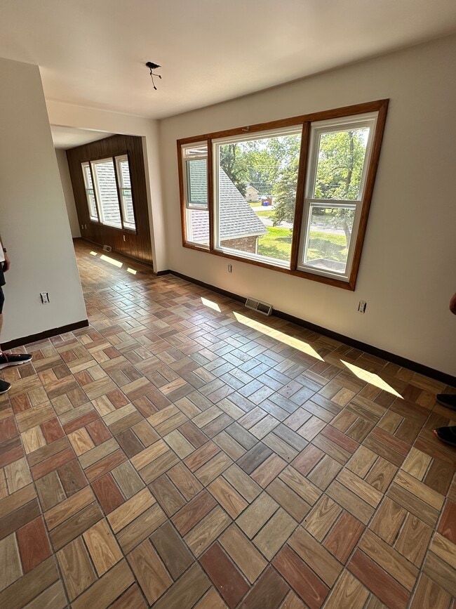 350 Seneca Creek Rd, Unit Apt in West Seneca, NY - Building Photo - Building Photo
