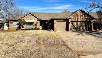 6213 N Woodcreek Ct in Oklahoma City, OK - Building Photo