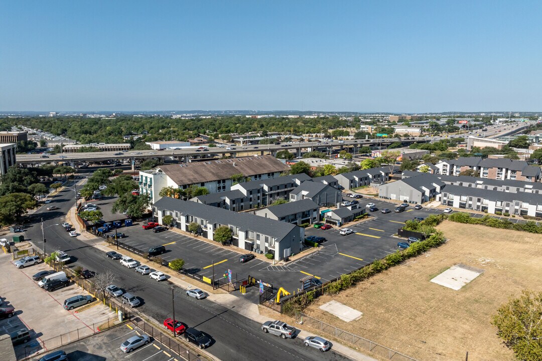 Chase Village Apartments in Austin, TX - Foto de edificio