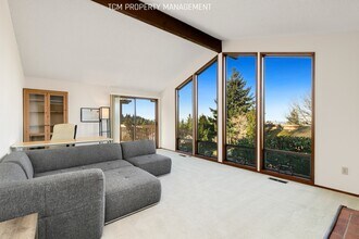 15313 SE 43rd Pl in Bellevue, WA - Building Photo - Building Photo