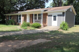 1403 Greenbrier Ct in Albany, GA - Building Photo