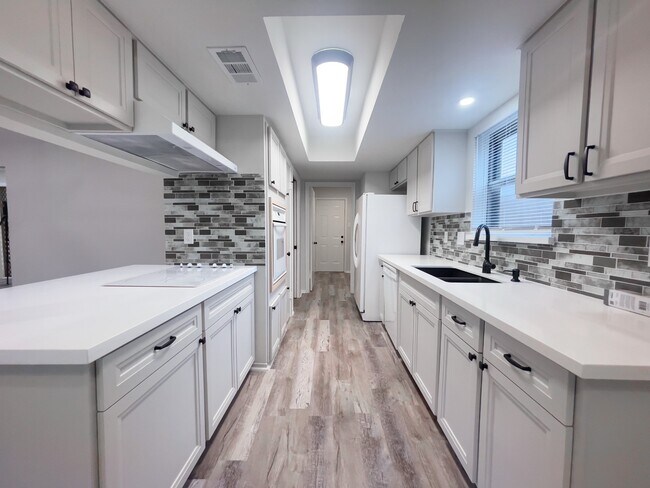 8818 Grape St in Houston, TX - Foto de edificio - Building Photo