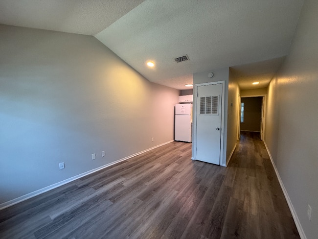 3907 E Southcross in San Antonio, TX - Building Photo - Building Photo
