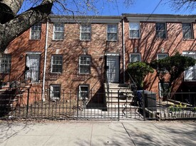 222 Christopher Columbus Dr in Jersey City, NJ - Building Photo