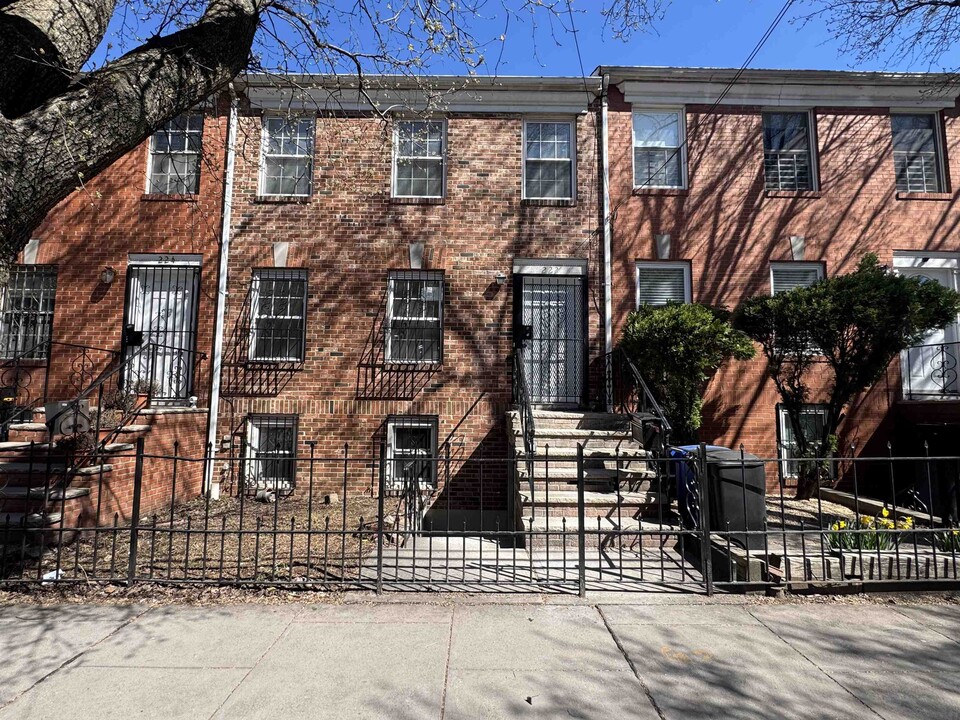 222 Christopher Columbus Dr in Jersey City, NJ - Building Photo