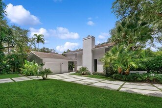 7900 Old Cutler Rd in Coral Gables, FL - Foto de edificio - Building Photo