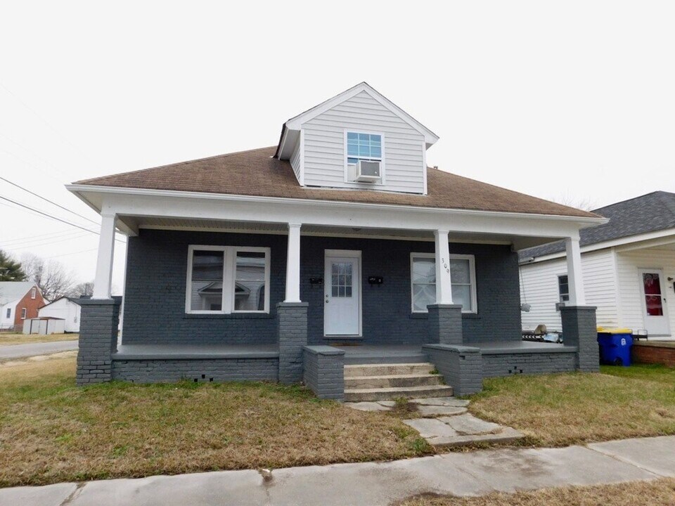 309 Memorial Ave in Hopewell, VA - Building Photo