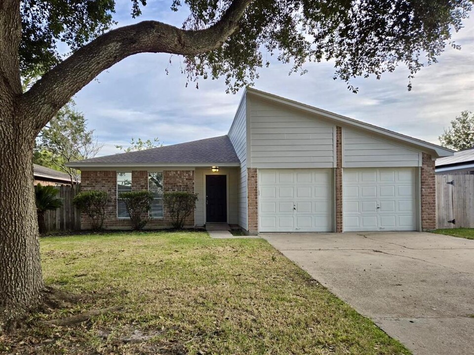 1831 Eagle Dr in League City, TX - Building Photo