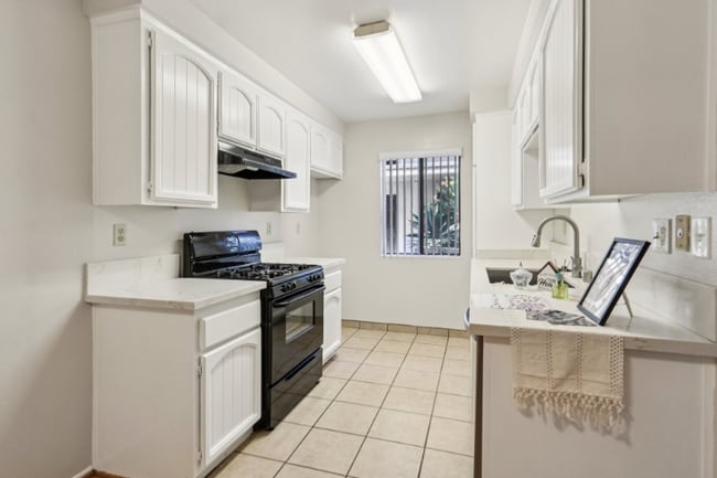 725 E Providencia Ave in Burbank, CA - Building Photo - Building Photo