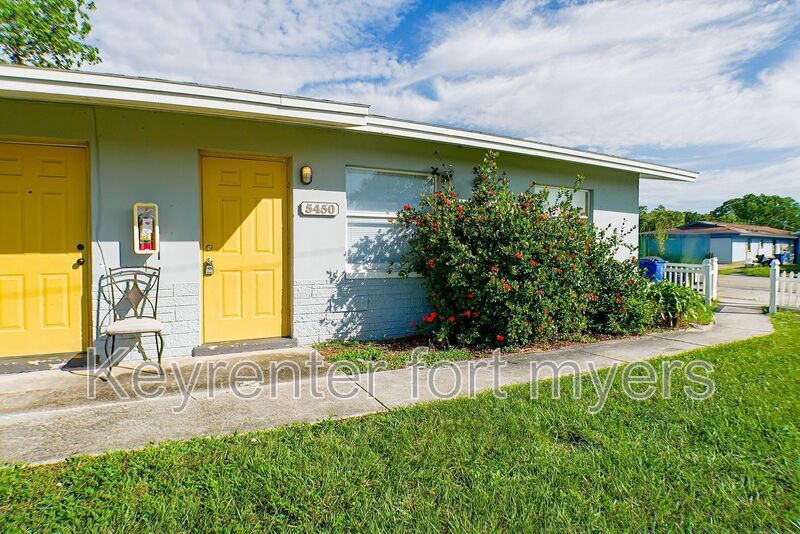 5450 Fifth Ave in Ft. Myers, FL - Foto de edificio