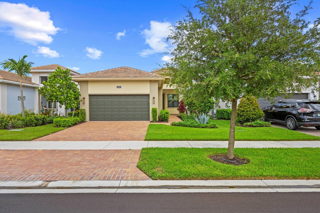 5409 Santa Rosa Ln in Loxahatchee, FL - Building Photo