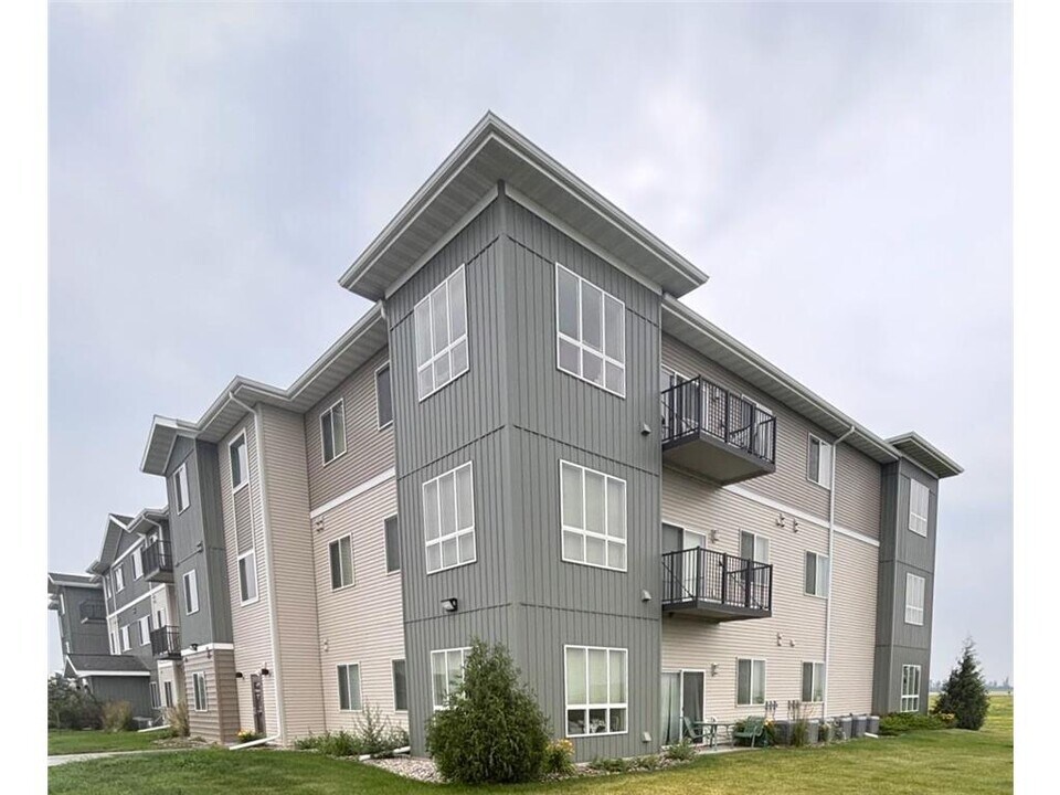 1901 Pirate Dr in Crookston, MN - Foto de edificio