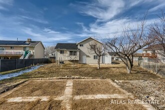 1516 1075 W in Clinton, UT - Foto de edificio - Building Photo