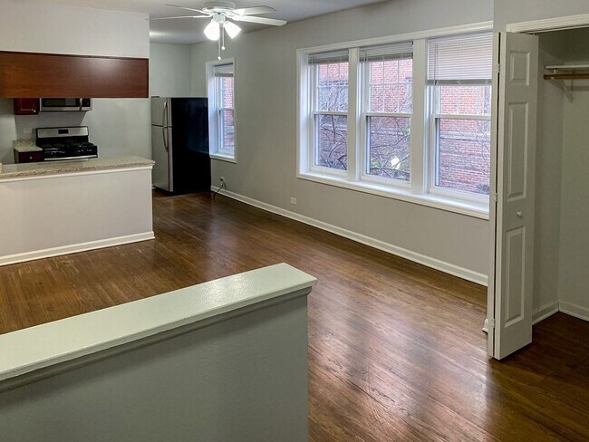 3709 N Sheffield Ave, Unit 407 in Chicago, IL - Building Photo - Building Photo