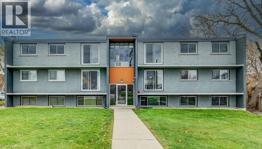 82 Elgin St S in Cambridge, ON - Building Photo