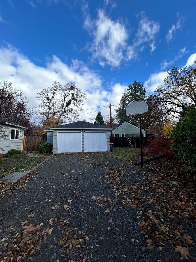 1817 Woodlawn Dr in Medford, OR - Building Photo - Building Photo