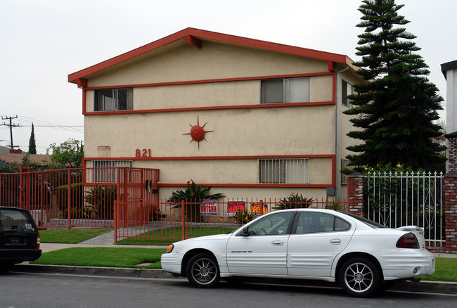 821 Larch St in Inglewood, CA - Foto de edificio - Building Photo