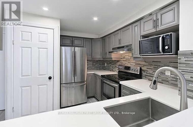 711 Rossland Rd E in Whitby, ON - Building Photo - Building Photo