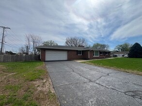 2 Robinhood Ln in Springfield, IL - Building Photo - Building Photo