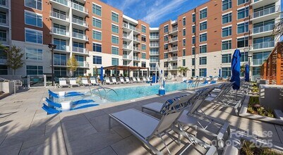 4425 Sharon Rd, Unit 1 in Charlotte, NC - Foto de edificio - Building Photo