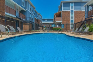 The Arts Apartments at West Napoleon in Metairie, LA - Building Photo