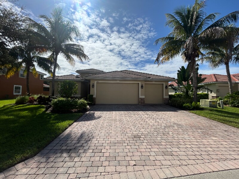13390 Seaside Harbour Dr in Ft. Myers, FL - Building Photo