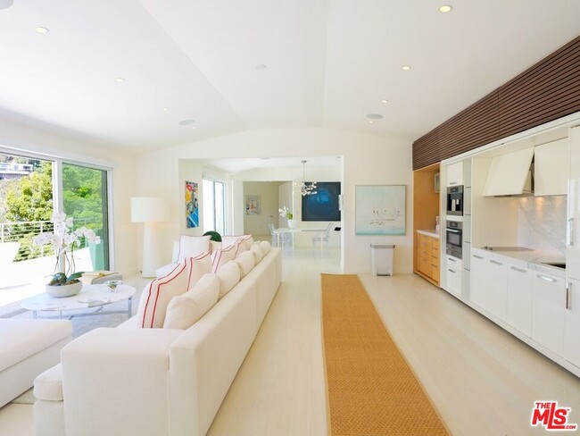9422 Readcrest Dr in Beverly Hills, CA - Building Photo - Building Photo