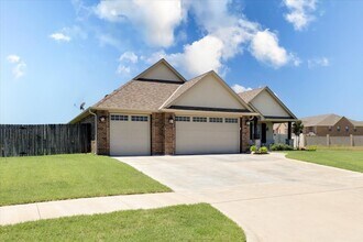 1112 NW St James Pl in Lawton, OK - Building Photo - Building Photo