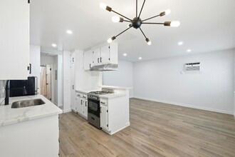 5549 Fulcher Ave in Los Angeles, CA - Foto de edificio - Building Photo