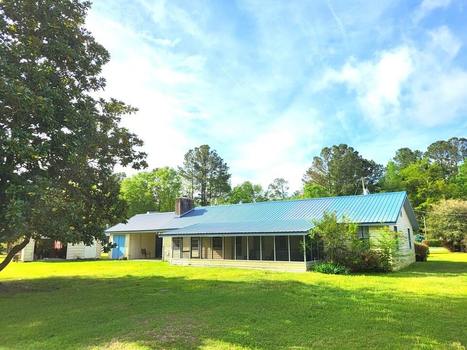 430 Fountain Lake Dr in Eutawville, SC - Building Photo
