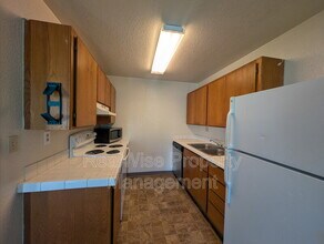 409 W First Ave in Sutherlin, OR - Building Photo - Building Photo