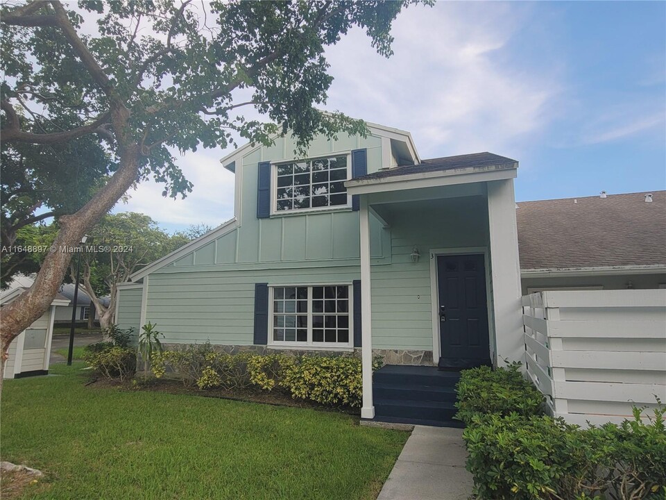 13814 SW 149th Cir Ln in Miami, FL - Building Photo