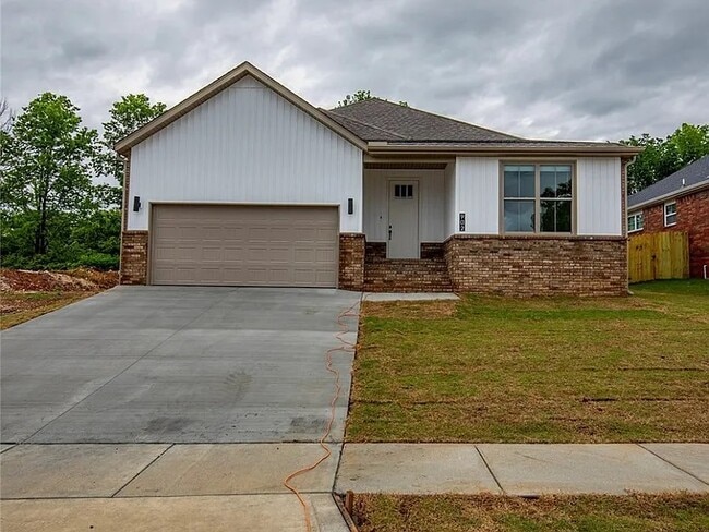 902 E Buchanan St in Prairie Grove, AR - Building Photo - Building Photo
