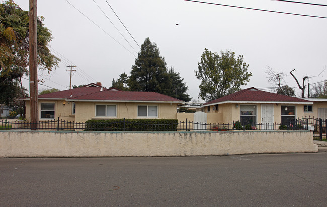 936 Geer Rd in Turlock, CA - Foto de edificio - Building Photo