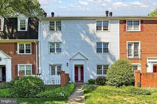 2711 S Walter Reed Dr in Arlington, VA - Building Photo