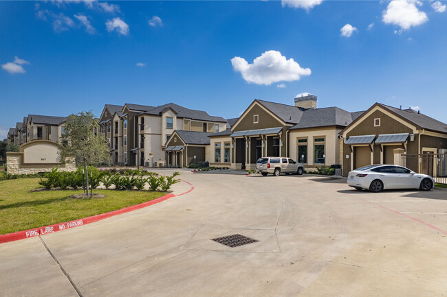 Grand Bay Apartments in Baytown, TX - Building Photo - Building Photo