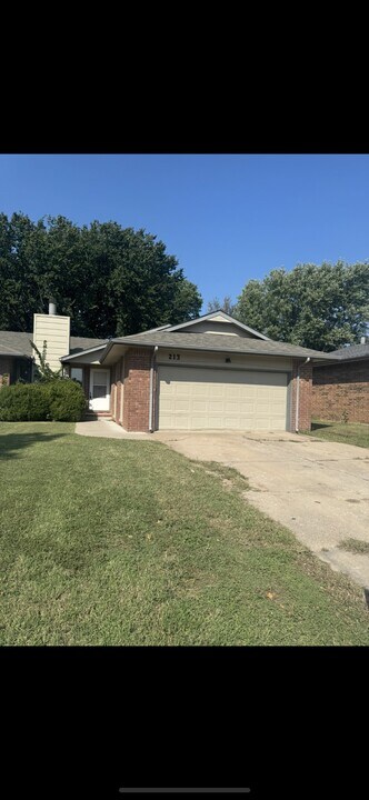 213 S Lark Ln in Wichita, KS - Building Photo