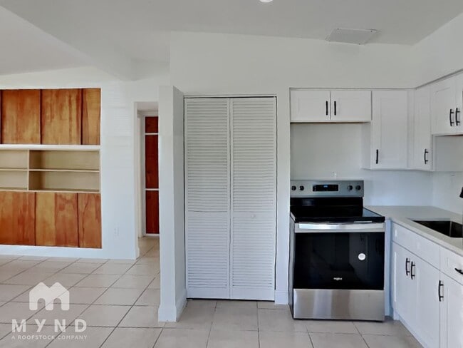 7563 Meadowlawn Dr N in St. Petersburg, FL - Building Photo - Building Photo