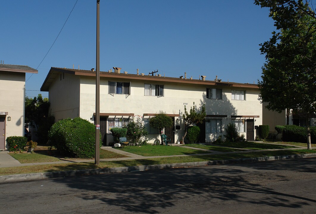 2710 S Baker St in Santa Ana, CA - Building Photo