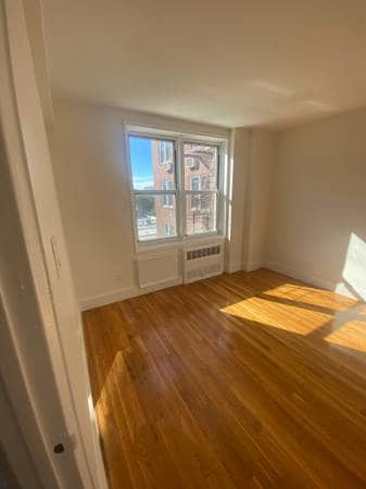 66-01 Burns St in Queens, NY - Foto de edificio - Building Photo