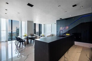 650 NE 32nd St in Miami, FL - Building Photo