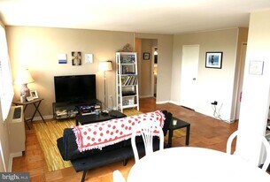 6631 Wakefield Dr in Alexandria, VA - Building Photo