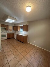6811 Luckenbach Ln in Austin, TX - Foto de edificio - Building Photo