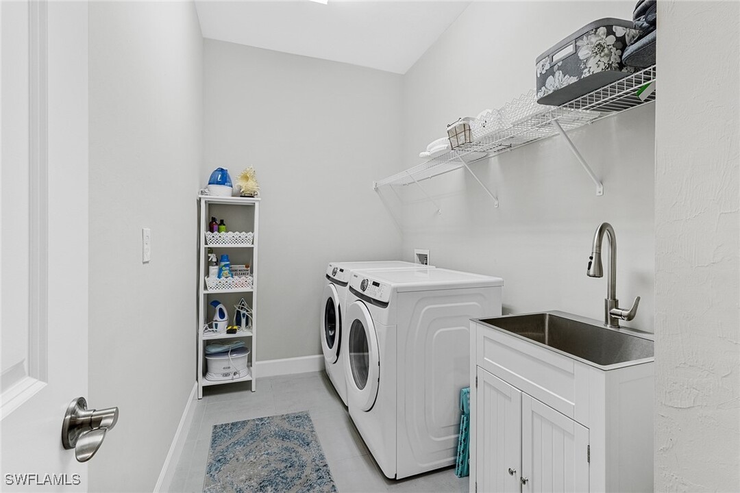8070 Calle Canovas St in Naples, FL - Building Photo
