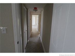 525 W 69th St-Unit -312 in Hialeah, FL - Building Photo - Building Photo