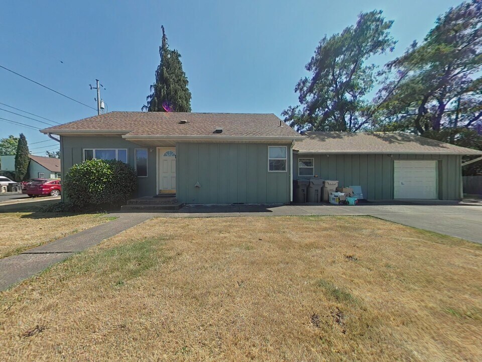 2704 NW Lincoln Ave in Corvallis, OR - Building Photo