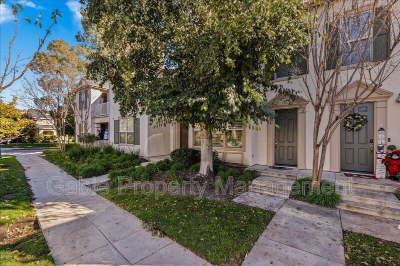 24136 Victoria Ln in Santa Clarita, CA - Building Photo